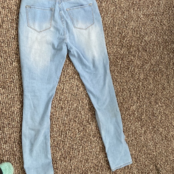 Ripped fashion nova jeans! - Picture 5 of 7